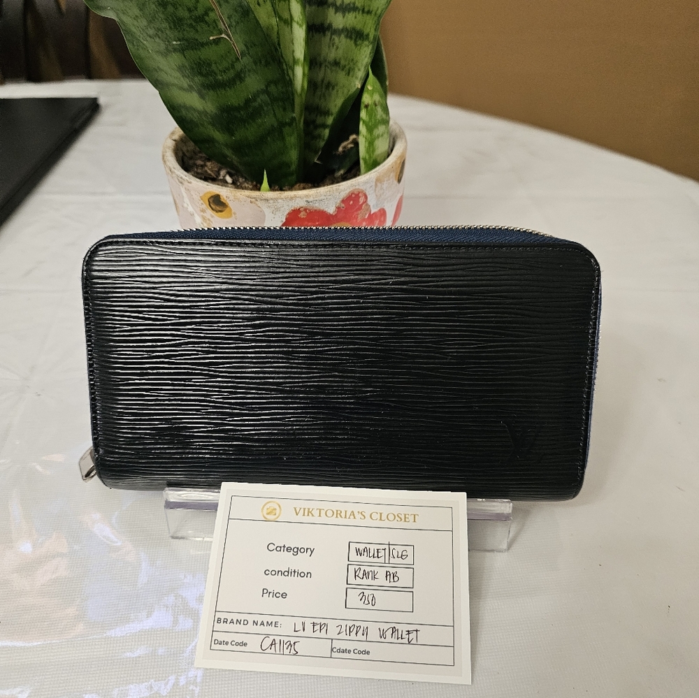 #00110-1231 LV EPI ZIPPY WALLET
